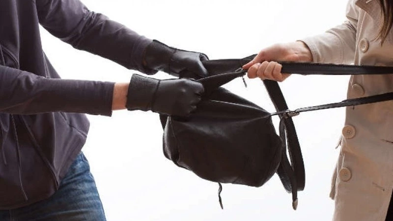 Сахалинец в поисках ценных вещей упал с женщиной на землю