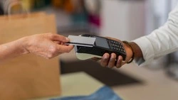 Пьяный сахалинец расплатился в магазине чужим банковским стикером и получил повестку в суд