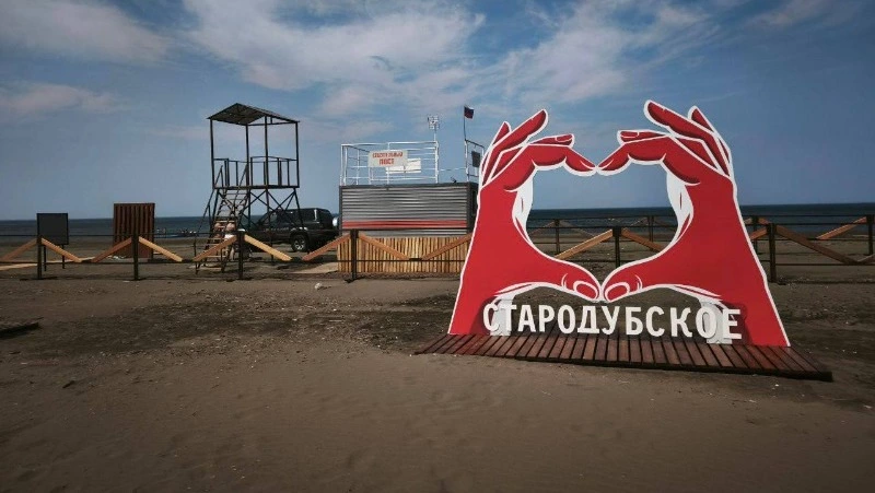 Депутат Наталья Коршунова проверила ход благоустройства села в Долинском округе