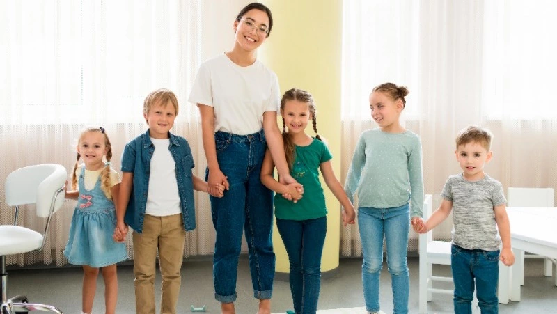 День воспитателя в России 2024: когда отмечают, история и традиции праздника