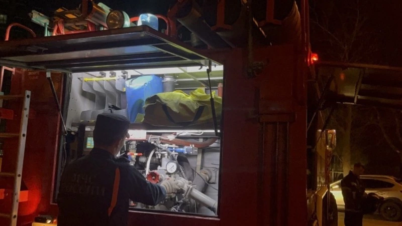 Пожарные оперативно потушили горящий мусор в Охе