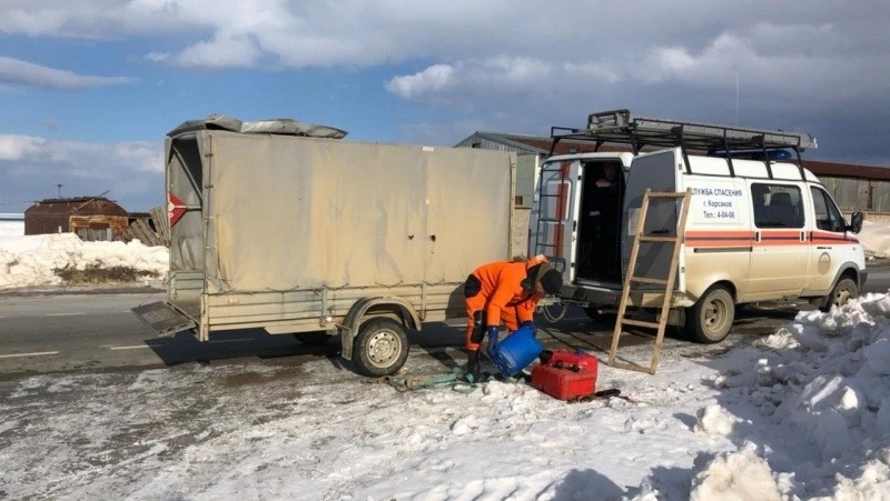 На Сахалине спасли 49 рыбаков на отколовшейся льдине