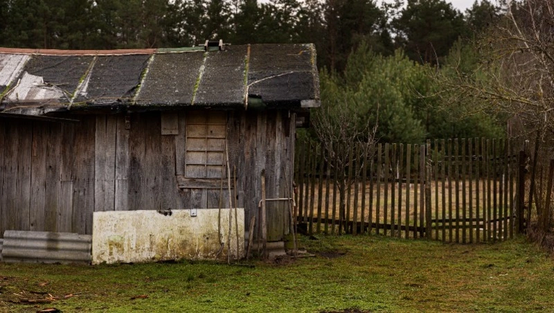 Компания из Холмского района просрочила контракт на снос ветхого жилья
