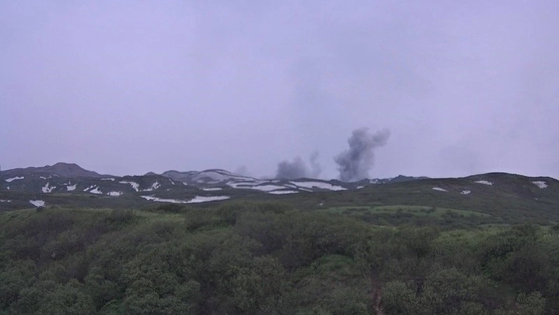 Вулкан Эбеко выбросил столб пепла на Курилах 27 октября