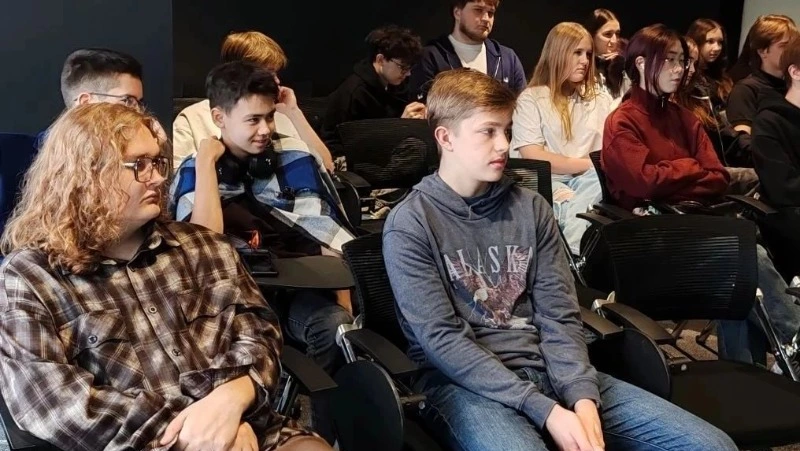 Школьники Южно-Сахалинска изучили основы машинного обучения на «Уроке цифры»