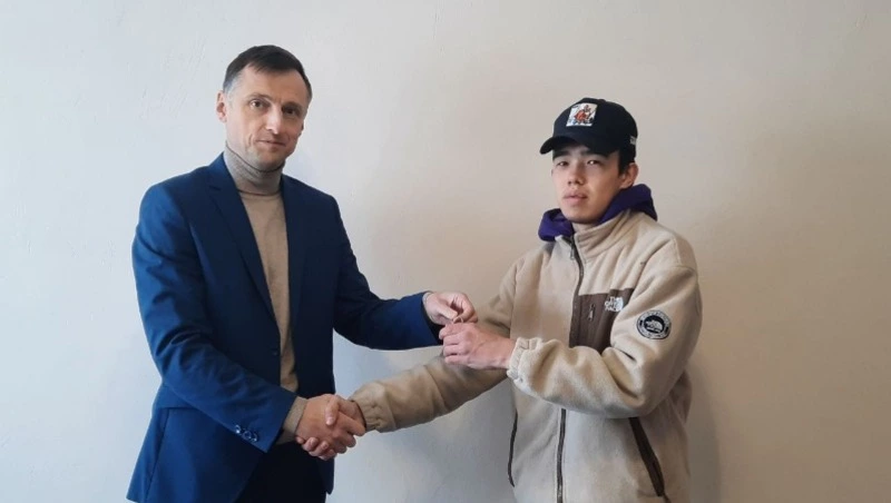 Сироте из Ногликского района вручили ключи от новой квартиры