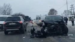 Две машины смяло в лобовом столкновения в Ново-Александровске