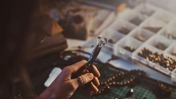 Парень украл у своей девушки украшения на сумму около 200 тысяч рублей на Сахалине