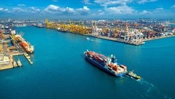 Сахалинских моряков с горящей шхуны «Айсберг» доставили в Южную Корею