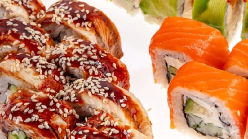 Около 10 человек отравились роллами в популярном суши-баре Южно-Сахалинска