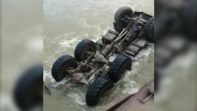 Сахалинцы на КамАЗе сорвались с Солдатского моста и утонули