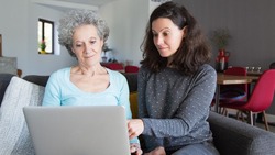 Родственникам старшего поколения пользоваться цифровыми платформами помогают 64% молодежи