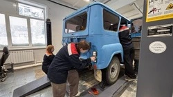 Сахалинские студенты ремонтируют УАЗ для отправки в зону СВО