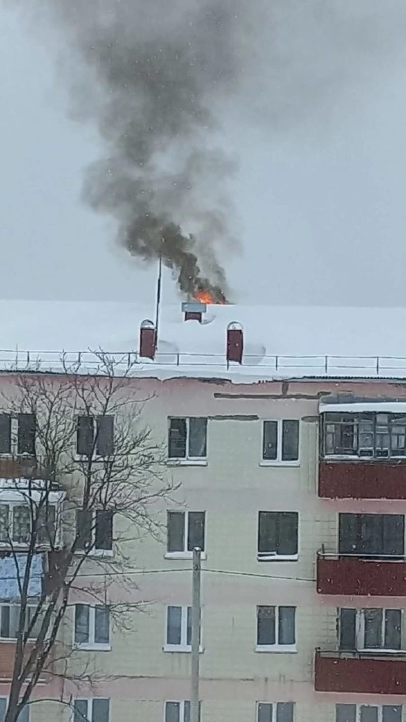 Жилой четырехэтажный дом загорелся в селе Чехов