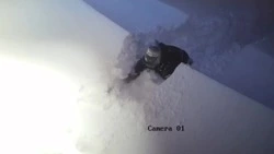 Полутораметровые сугробы не остановили любителя пиццы на Сахалине