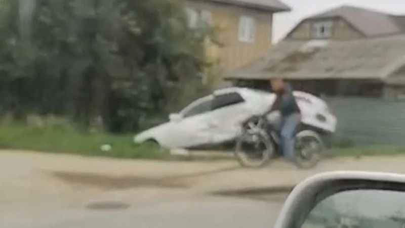 Легковой автомобиль оказался в кювете на западе Южно-Сахалинска утром 29 июля