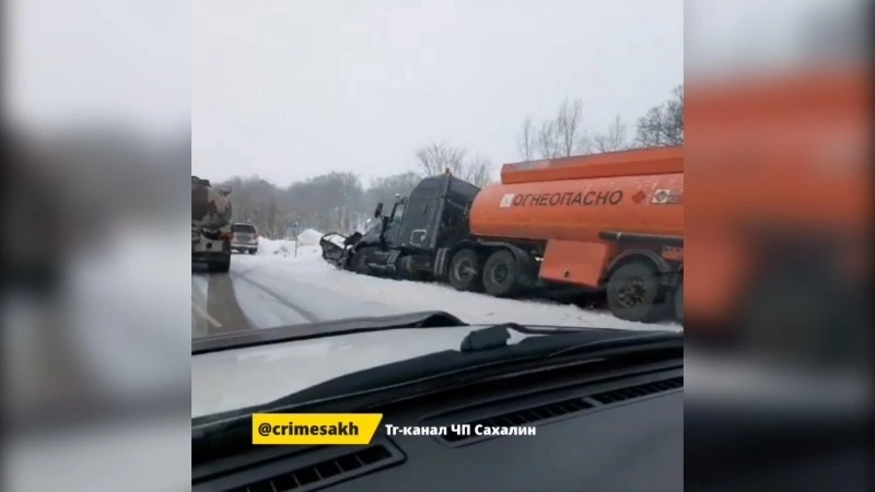 Два человека погибли в страшной аварии на юге Сахалина. Иномарку разорвало на части
