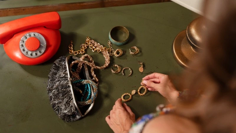 В Южно-Сахалинске мужчина вынес из дома пенсионерки ювелирку и технику на 255 тысяч рублей