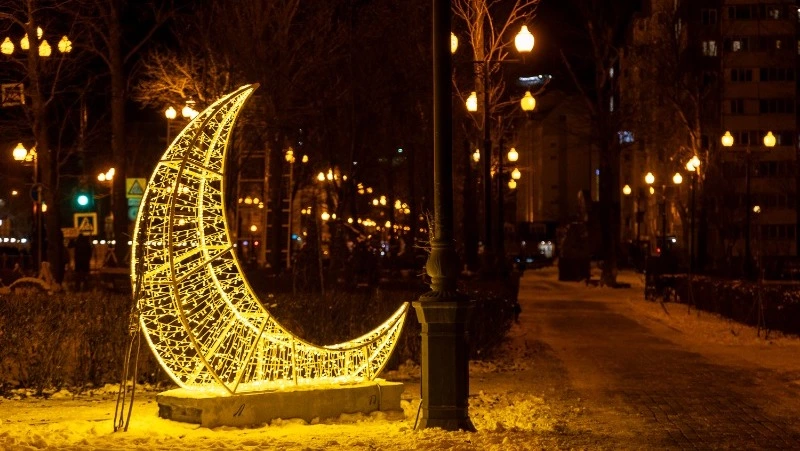 Южно-Сахалинск украсили яркой декорацией, елкой и подсветкой 