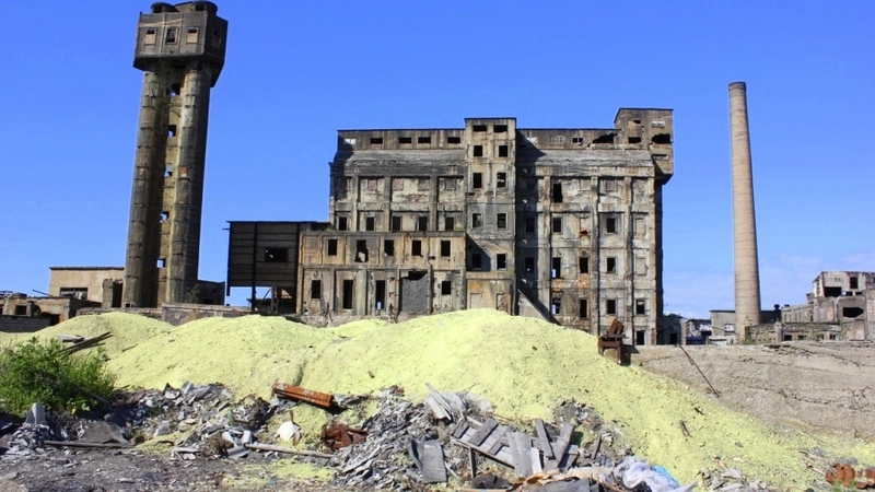 Грязные реки, серные берега