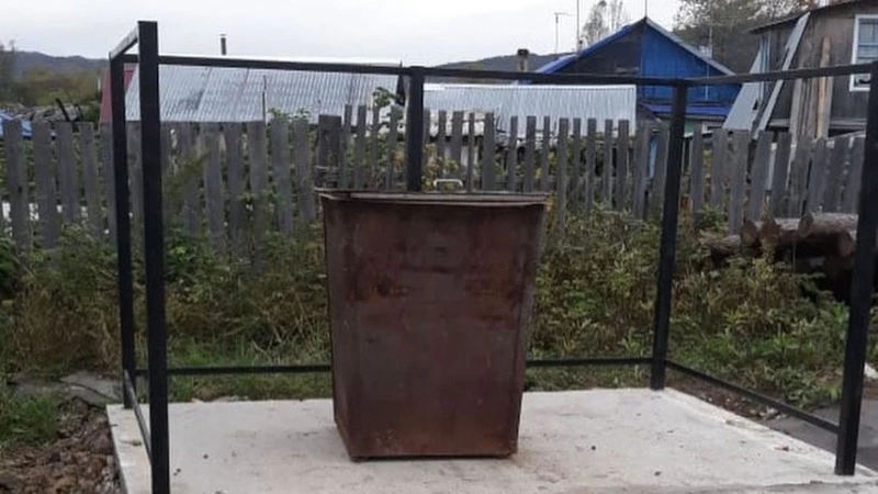 В Поронайске воры «раздели» мусорные площадки