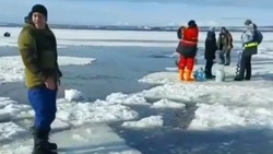 «Вдруг все поломалось»: рыбаки рассказали о том, как под ними треснул лед на Курилах