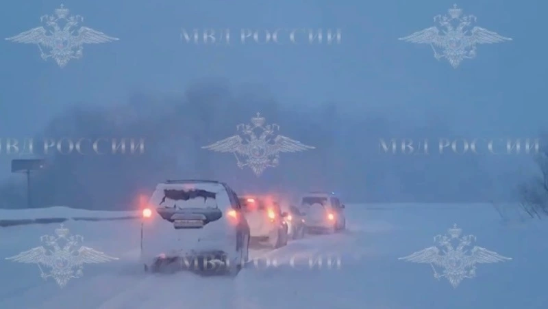 Экипаж ДПС спас инвалида, чей автомобиль заглох на сахалинской трассе в метель