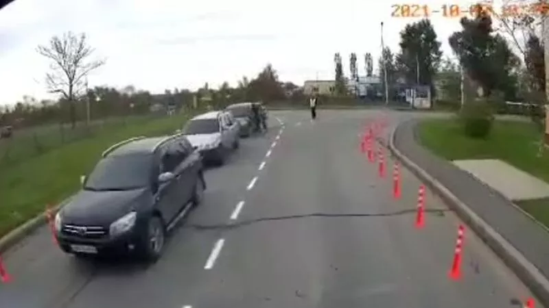 Столбики им не помешали. В Южно-Сахалинске сняли нарушителей правил парковки