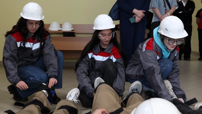 Более 80 абитуриентов погрузились в мир нефтегазового дела на дне открытых дверей в СахГУ