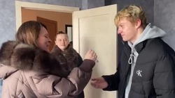 Мэр Анивского района вручила ключи от квартиры 18-летнему сироте