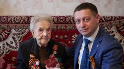 В Южно-Сахалинске ветерана Нину Харенко поздравили с Днем Победы