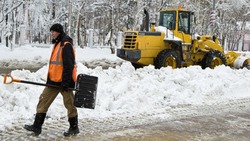 С улиц Южно-Сахалинска вывезли более 10 тысяч кубометров снега к утру 26 января