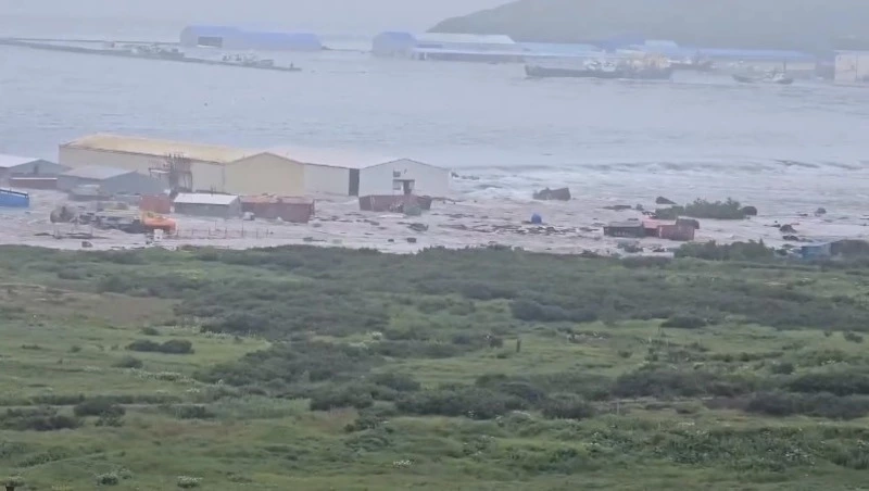 Мощное землетрясение и цунами на Камчатке и Курилах: что известно