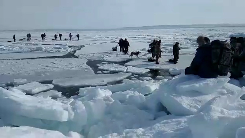 На Сахалине четверо мужчин рыбачат на оторванной льдине в море