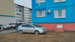 За парковку на газоне двух жителей Южно-Сахалинска оштрафовали на 150 тысяч рублей
