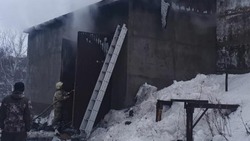 «Утро 14 февраля началось горячо»: пристройка загорелась в Корсакове