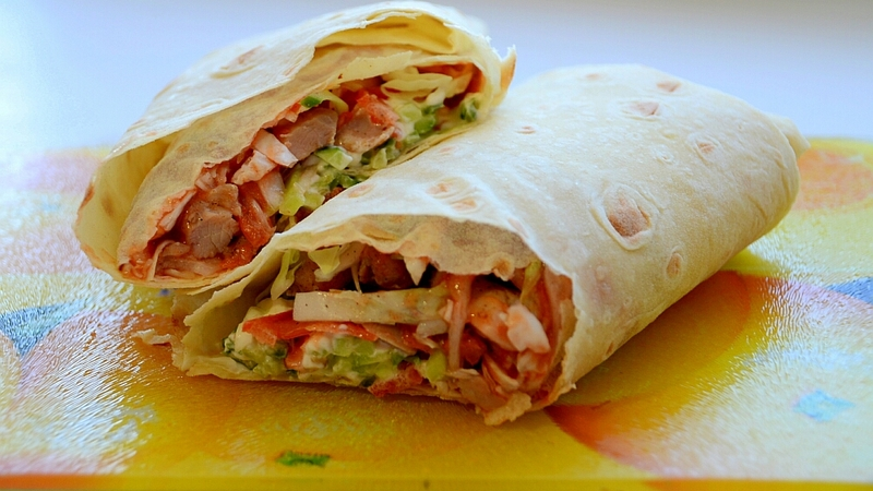 В кафе, где сахалинцы массово отравились шаурмой, торговали просрочкой