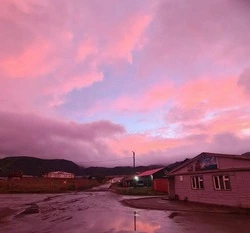 Жители Северных Курил увидели малиновый закат     