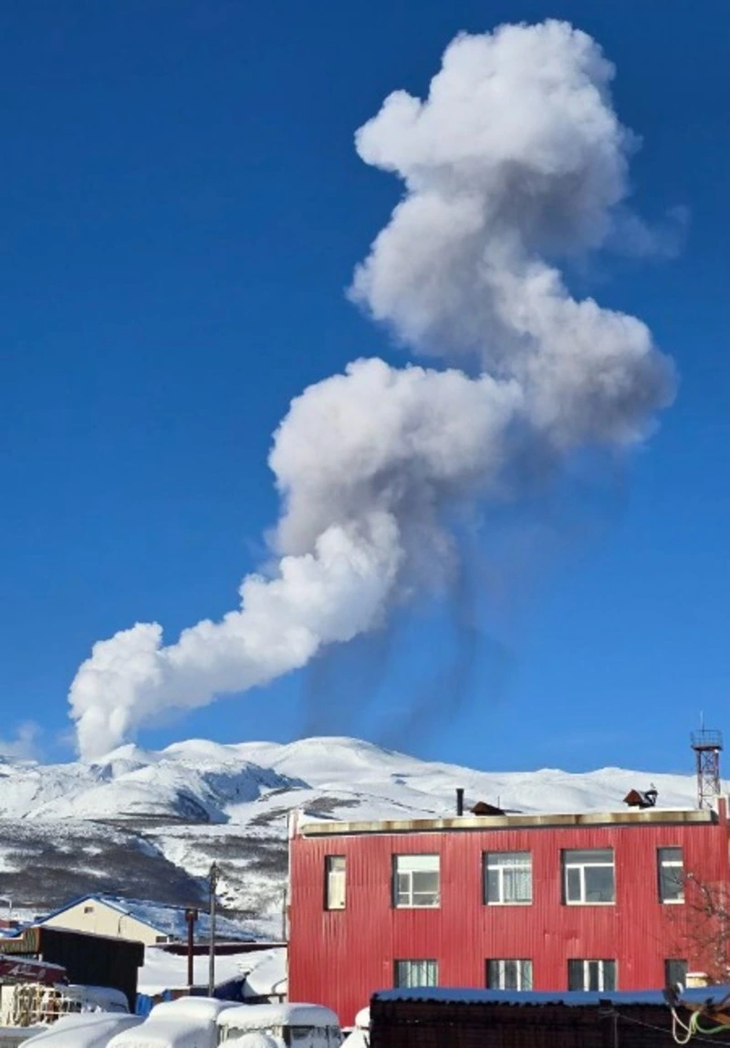 Зрелищный выброс пепла из Эбеко сфотографировала жительница Парамушира