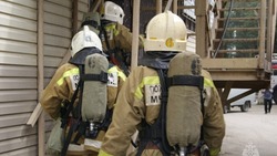 Пожарные эвакуировали 13 человек из горящего дома в Южно-Сахалинске