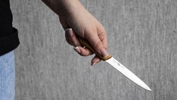 Жительница Корсакова попыталась зарезать знакомую в подъезде дома и попала под следствие