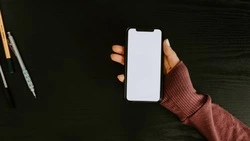 Девушку обвинили в краже мобильного телефона во время прогулки с сыном в Холмске 