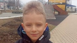 Семилетний мальчик в оранжевой куртке пропал в Ново-Александровске