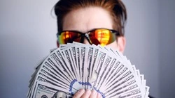 Певица, покусанная сивучами, осудила отношение к богатым туристам на Сахалине