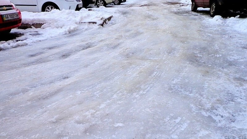 Пожилая южносахалинка три дня жаловалась на скользкие дороги, но их так и не посыпали