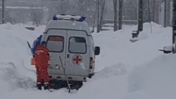 Машина скорой помощи застряла в снежном плену в Долинском районе