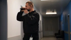 Мужчину поймали во время кражи 10 тысяч рублей в цветочном магазине на Сахалине