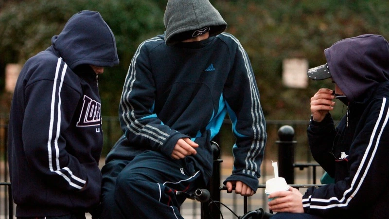 «Не место для тусовки»: жителей Анивы обеспокоили толпы подростков в банке