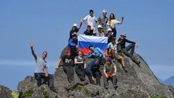 В День флага курильчане поднялись на вулкан Менделеева