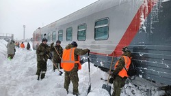 Более 800 человек расчищали железную дорогу в Южно-Сахалинске во время и после метели